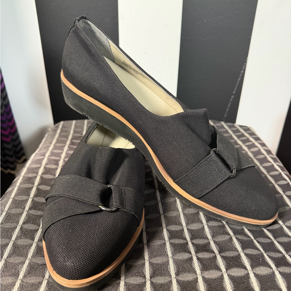 NWOB AEROSOLES Black Slip-On Loafers / Ballet Flats with Tan Accent Sz 9